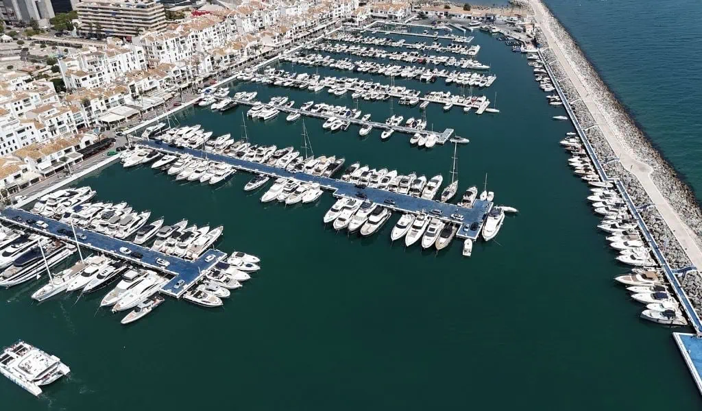 puerto deportivo en el mediterráneo