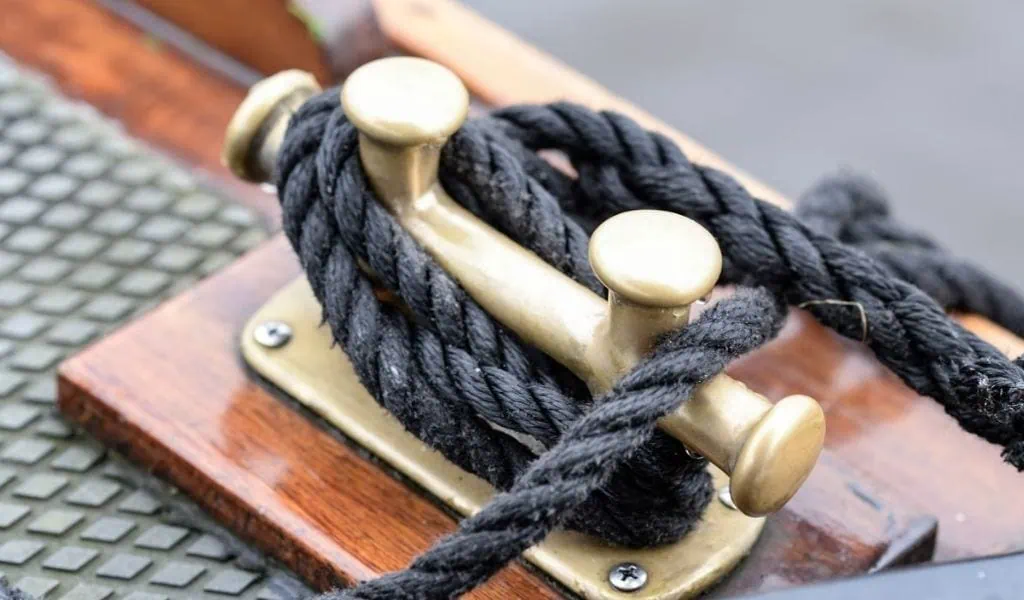 Amarre de un barco, seguro del barco caducado
