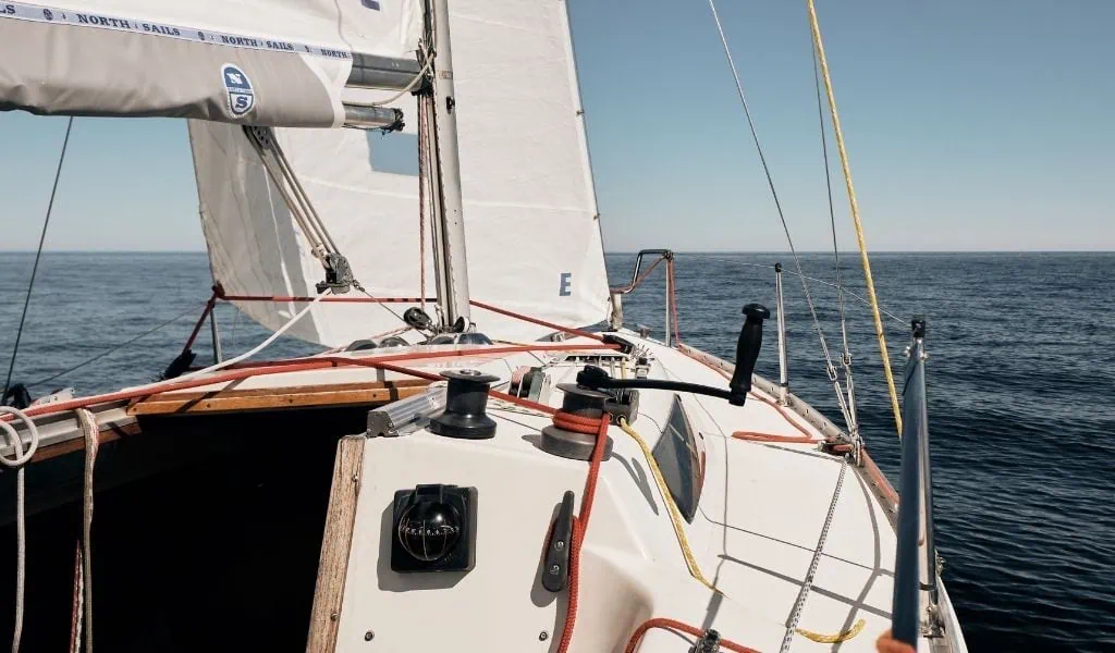parte interior de un velero mientras navega