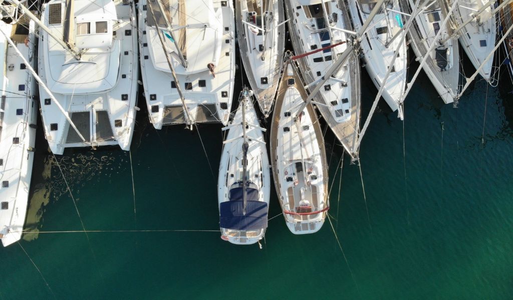 Golpe con tu barco en un puerto deportivo