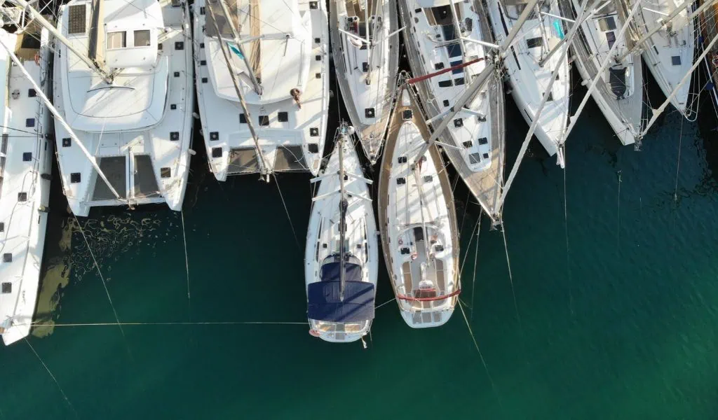 Golpe con tu barco en un puerto deportivo